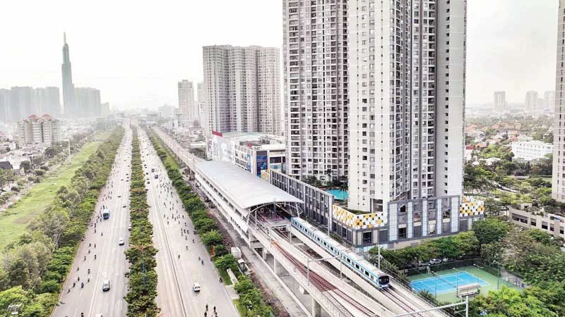 Ngày 26/4/2023, Ban Quản lý Đường sắt đô thị đã phối hợp cùng Công ty Hitachi tổ chức buổi chạy thử nghiệm đoàn tàu metro từ Ga Bến xe Suối Tiên đến Ga An Phú thuộc Tuyến metro số 1 (Bến Thành-Suối Tiên). Lộ trình dài khoảng 12,3km. (Ảnh: THẾ ANH)