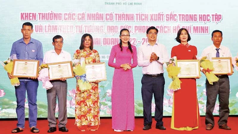 Khen thưởng các cá nhân có thành tích xuất sắc trong học tập và làm theo tư tưởng, đạo đức, phong cách Hồ Chí Minh.