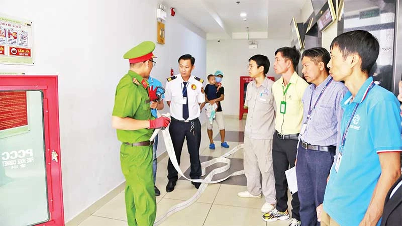 Cảnh sát Phòng cháy, chữa cháy và Cứu nạn cứu hộ Công an tỉnh Bình Dương hướng dẫn chữa cháy tại chỗ cho các đội phòng cháy, chữa cháy cơ sở ở các chung cư.