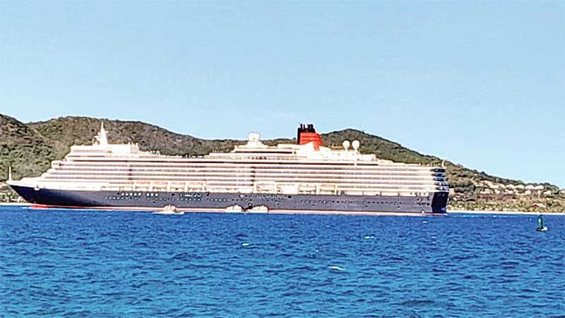 Tàu du lịch biển neo đậu trong vịnh Nha Trang.