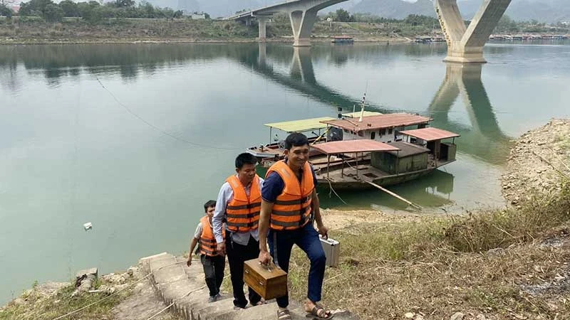 Hoạt động quan trắc thủy văn cảnh báo sớm nguồn nước hạ du tại Trạm Thủy văn Hòa Bình.