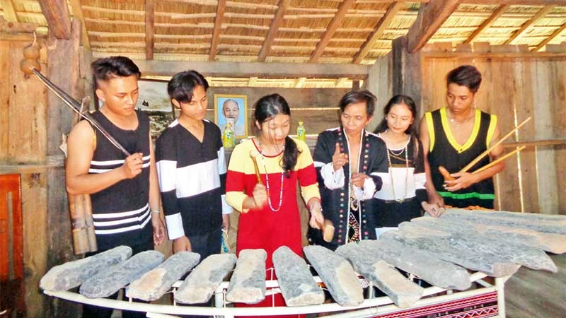 Thanh niên Raglai học chơi đàn đá.