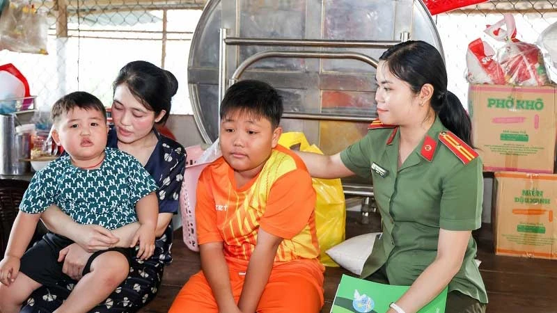 Công an thành phố Cần Thơ thăm hỏi, tặng quà các con đỡ đầu.