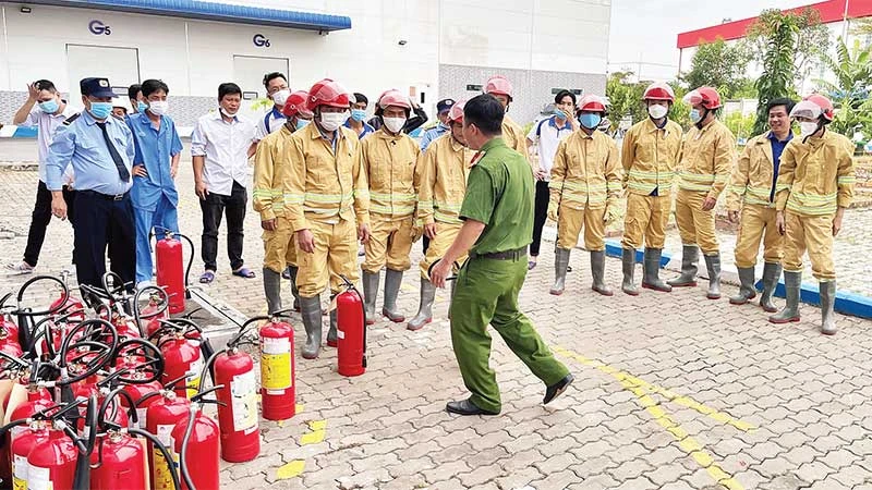 Diễn tập công tác phòng cháy, chữa cháy tại Công ty cổ phần dược phẩm An Thiên.