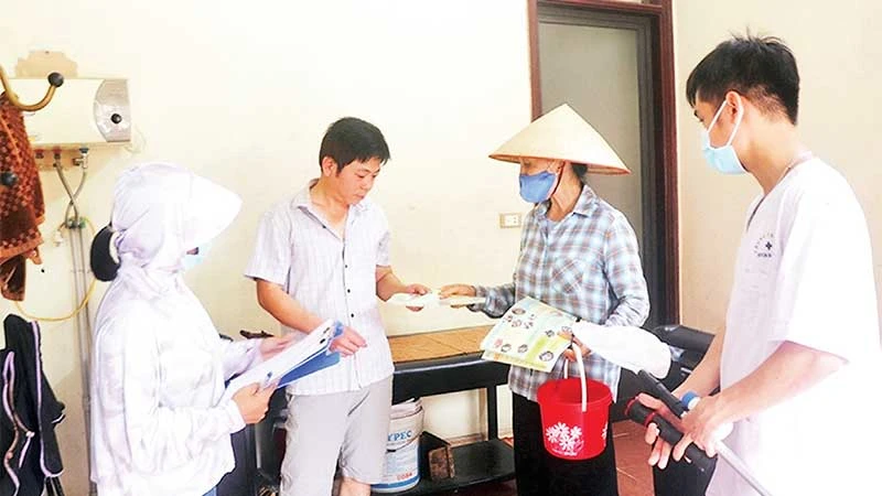 Tuyên truyền để người dân thực hiện các biện pháp phòng chống dịch bệnh sốt xuất huyết.
