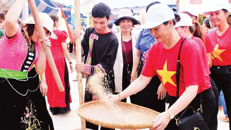 Du khách trải nghiệm nét đẹp văn hóa của người Xê Tiêng - giã gạo nuôi quân.
