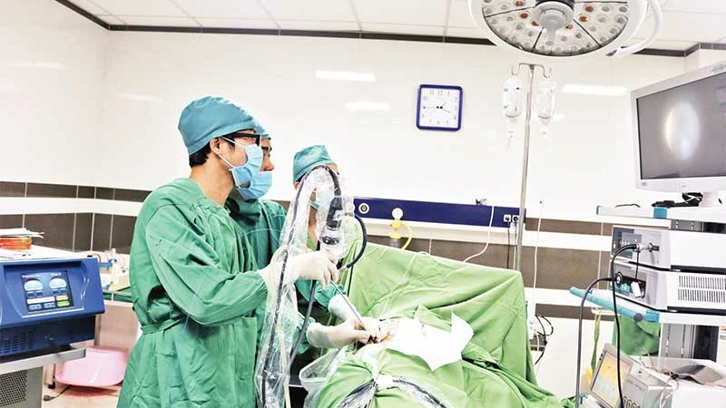 Bác sĩ Trung tâm Y tế huyện Tân Sơn triển khai kỹ thuật tán sỏi qua da bằng đường hầm nhỏ cho người bệnh.
