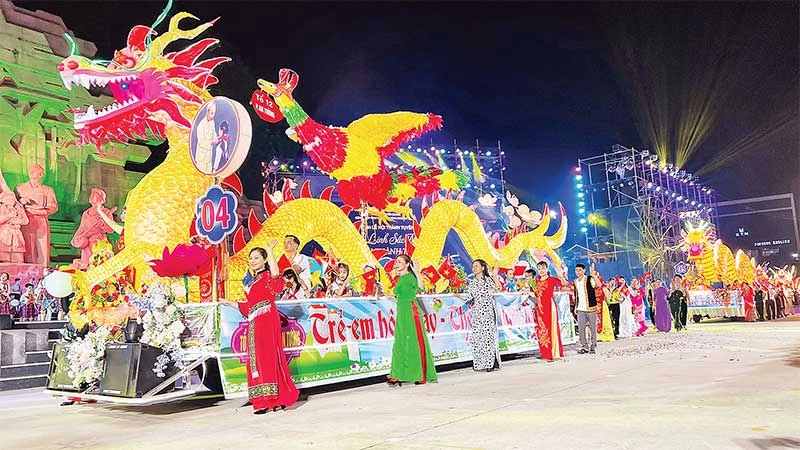 Đường phố Tuyên Quang sôi động với những mô hình trung thu khổng lồ.