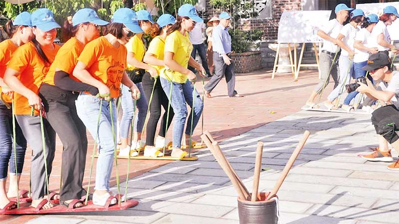 Tour du lịch Dấu ấn Bạch Đằng kết hợp các trò chơi tái hiện chiến thắng lịch sử năm xưa thu hút nhiều du khách trải nghiệm.