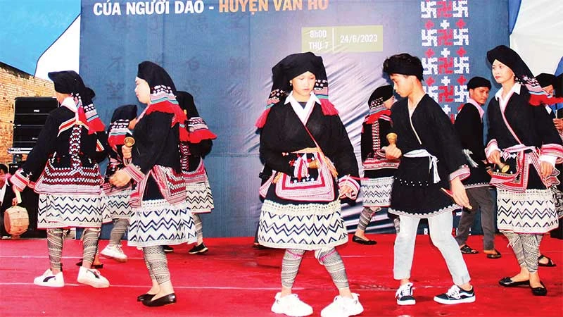 Một tiết mục văn nghệ đậm sắc văn hóa dân tộc Dao.