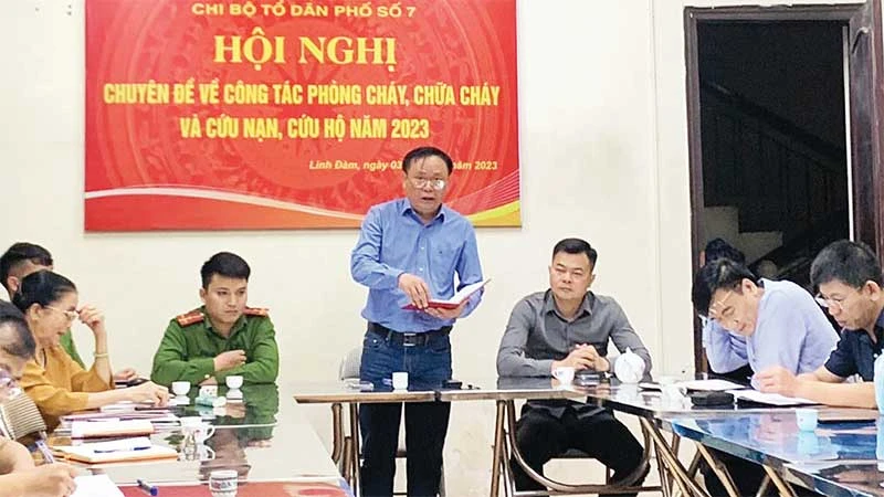 Buổi sinh hoạt chuyên đề phòng cháy, chữa cháy tại Chi bộ tổ dân phố số 7, phường Đại Kim, quận Hoàng Mai.