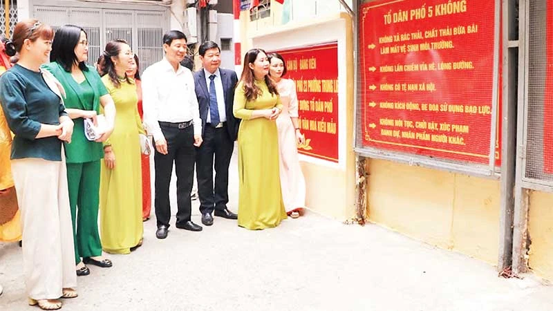 Các đại biểu tham quan mô hình Tổ dân phố kiểu mẫu tại Tổ 23, phường Trung Liệt, quận Đống Đa.