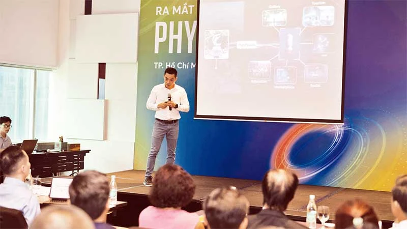 Anh Đỗ Nam, Giám đốc công nghệ Công ty Phygital Labs giới thiệu hành trình định danh các sản phẩm trên không gian số.