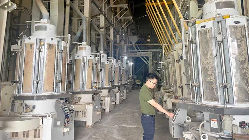 Vận hành dây chuyền xát trắng gạo tại doanh nghiệp Phước Hưng (Cần Thơ).