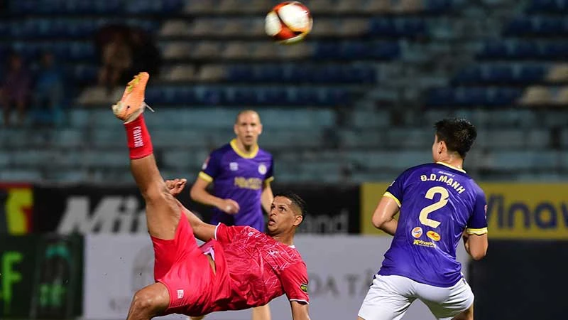Cầu thủ Lucao do Break (áo đỏ) ghi 3 bàn thắng cho Hải Phòng. (Ảnh TRẦN HẢI)