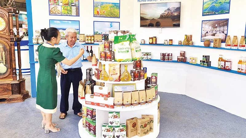 Nhiều sản phẩm tiêu biểu khu vực miền trung-Tây Nguyên tham gia tại các hội chợ, triển lãm hàng công nghiệp, nông nghiệp và thương mại.