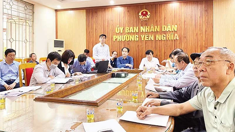 Đại diện chính quyền, Mặt trận Tổ quốc quận Hà Đông lắng nghe nguyện vọng của người dân khi tiến hành di dời Nghĩa trang Tổ dân phố 5, 6 phục vụ công tác giải phóng mặt bằng dự án đường Vành đai 4-Vùng Thủ đô.