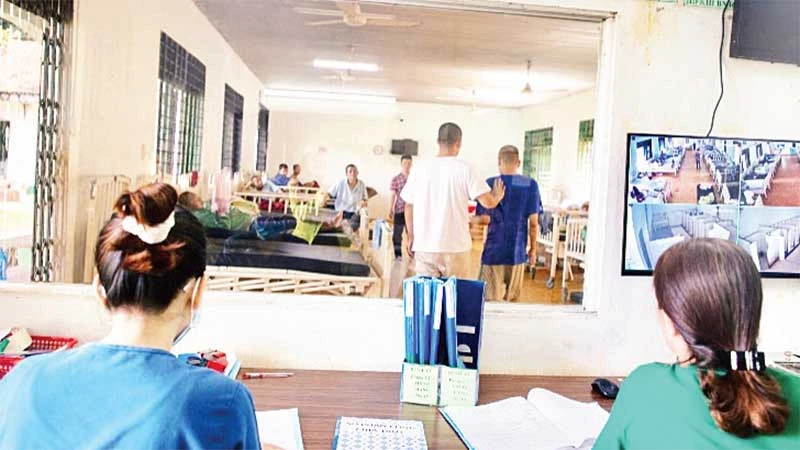 Các bác sĩ, nhân viên y tế theo dõi bệnh nhân qua tấm kính ngăn cách phòng và camera 24/7.