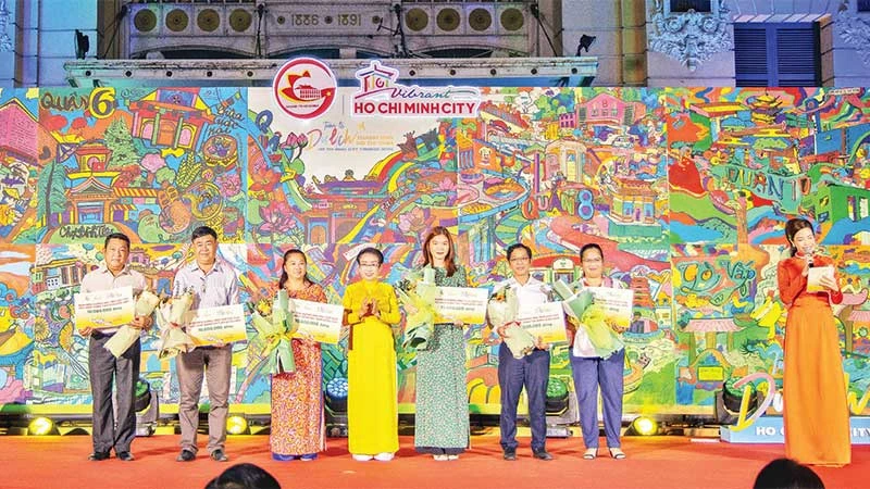 Trao giải cho các đơn vị trong sự kiện Tuần lễ Du lịch Thành phố Hồ Chí Minh lần 3.