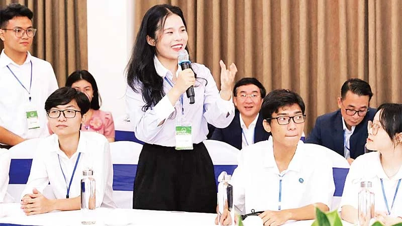 Sinh viên Vũ Thu Hằng phát biểu cảm xúc trong buổi gặp mặt Thủ tướng Singapore Lý Hiển Long tại Đại học Quốc gia Hà Nội ngày 29/8/2023.