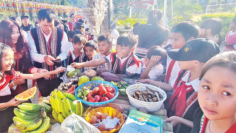 Một gian hàng của các em học sinh lớp 2A.