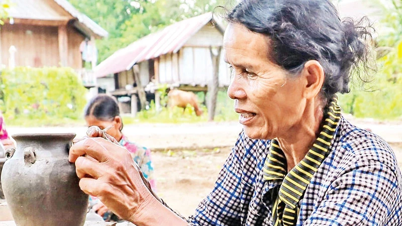 Nghề làm đồ gốm thủ công của đồng bào M’nông ở xã Yang Tao, huyện Lắk được bảo tồn gắn với phát triển du lịch.