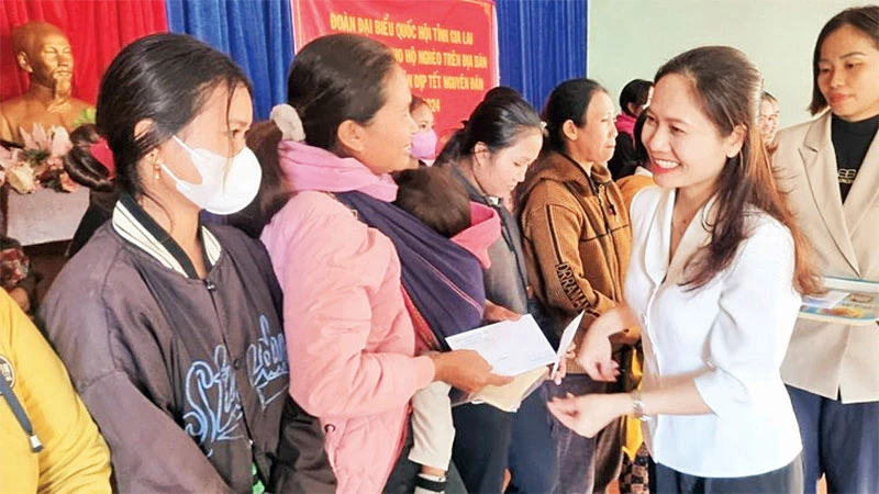 Những món quà tình nghĩa làm ấm lòng người dân mỗi dịp Tết đến, Xuân về.