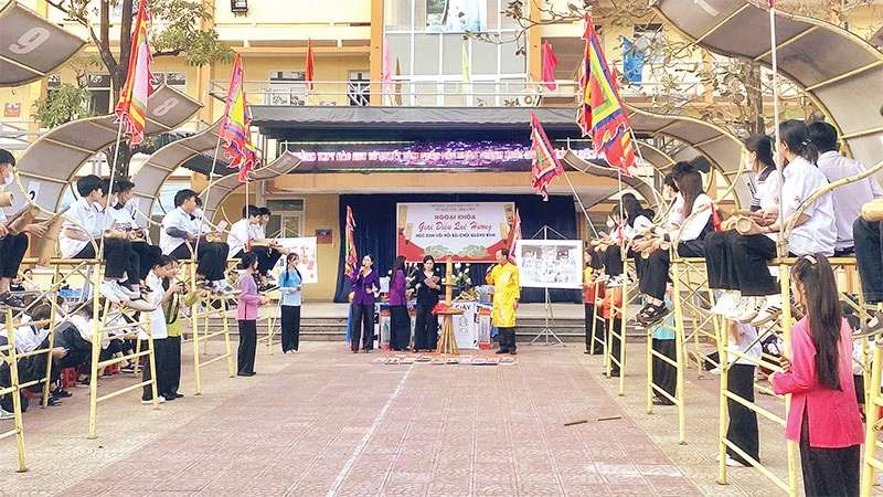 Học sinh Trường THPT Đào Duy Từ (Quảng Bình) tham gia hội bài chòi.