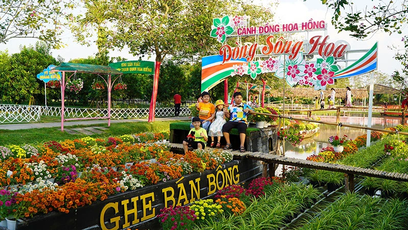 Du khách tham quan làng hoa Sa Đéc.