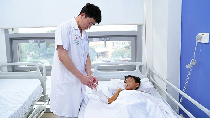 Điều trị cho một nạn nhân do pháo nổ tại Khoa Chấn thương chi trên và vi phẫu thuật, Viện Chấn thương - Chỉnh hình (Bệnh viện Trung ương Quân đội 108).