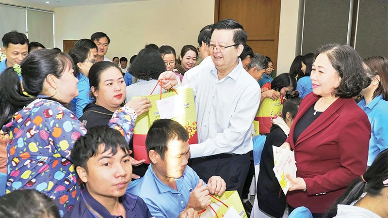 Lãnh đạo Trung ương và tỉnh Bà Rịa-Vũng Tàu tặng quà Tết cho công nhân, người lao động có hoàn cảnh khó khăn.