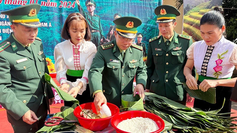 Đại tá Phan Văn Hóa, Chỉ huy trưởng Bộ Chỉ huy Bộ đội Biên phòng tỉnh Điện Biên tham gia gói bánh chưng cùng nhân dân xã Ma Thì Hồ, huyện Mường Chà (Điện Biên). (Ảnh LÊ LAN)