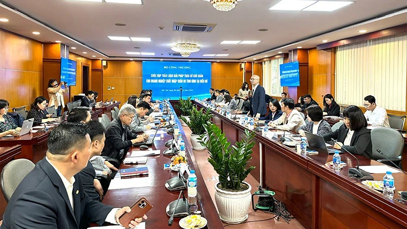 Các đại biểu dự cuộc họp thảo luận giải pháp tháo gỡ khó khăn cho doanh nghiệp xuất nhập khẩu do tình hình tại Biển Đỏ. (Ảnh THU TRANG)
