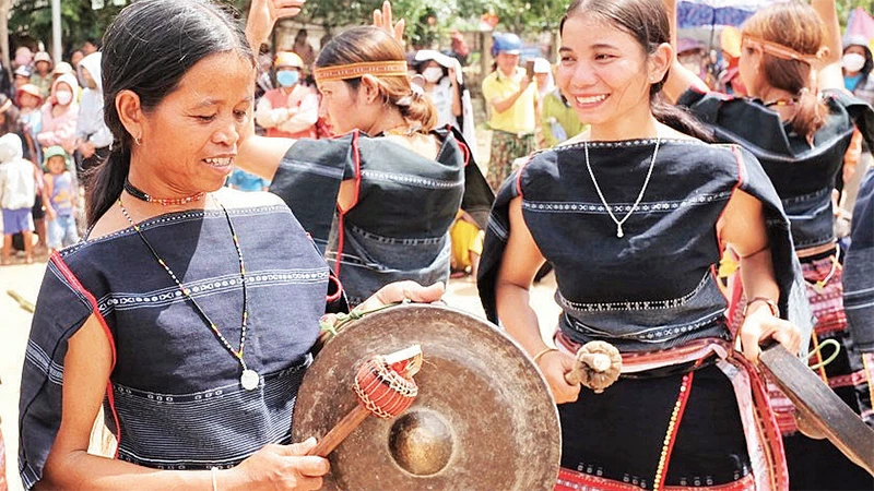 Sự tham gia của nữ giới đã mang đến sức sống mới cho cồng chiêng. (Ảnh HOÀNG NGỌC)