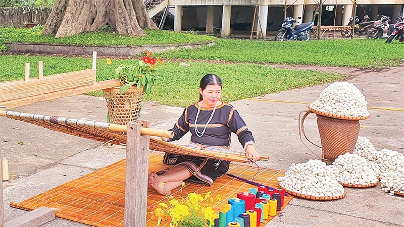 Phụ nữ dân tộc Ba Na bên khung dệt thổ cẩm truyền thống.