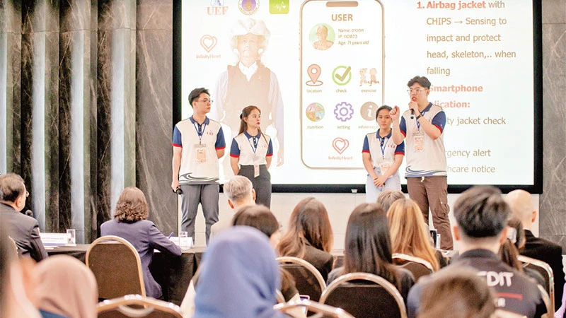 Sinh viên Trường đại học Kinh tế-Tài chính Thành phố Hồ Chí Minh trong một chương trình thực tập tại nước ngoài.