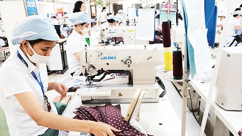 Hoạt động sản xuất tại Tổng công ty May 10. (Ảnh KHẮC KIÊN)