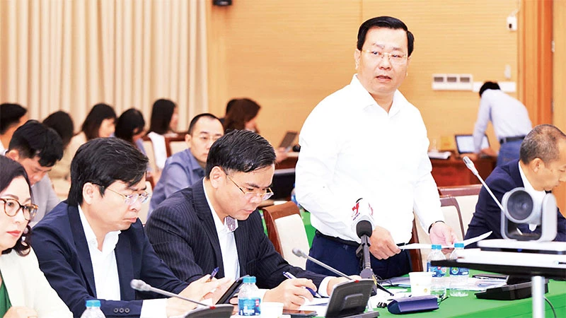 Giám đốc Sở Xây dựng Hà Nội Võ Nguyên Phong báo cáo tại Hội nghị triển khai Đề án đầu tư xây dựng ít nhất 1 triệu căn hộ nhà ở xã hội.