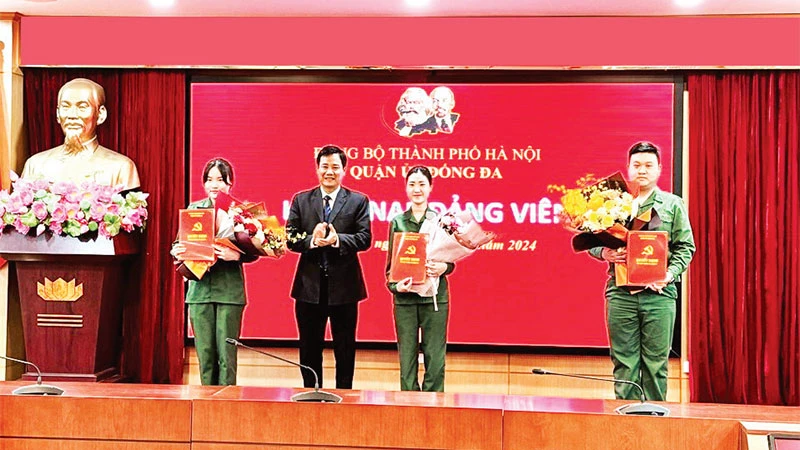 Thường trực Quận ủy Đống Đa chúc mừng ba tân binh được kết nạp Đảng.