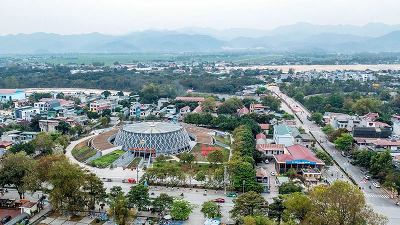 Trên nền chiến trường xưa, Điện Biên Phủ hôm nay đang đổi thay từng ngày. (Ảnh THÀNH ĐẠT)