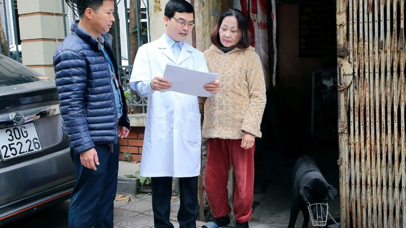 Cán bộ Trạm Y tế phường Thanh Nhàn, quận Hai Bà Trưng, Hà Nội tuyên truyền, hướng dẫn người dân phòng ngừa bệnh dại trên chó, mèo. (Ảnh HUY HOÀNG)