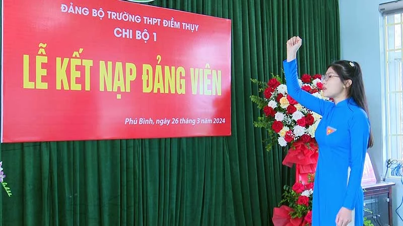 Đồng chí Ngô Thị Thanh Vân, học sinh lớp 12A1 Trường trung học phổ thông Điềm Thụy, huyện Phú Bình tuyên thệ tại lễ kết nạp Đảng.