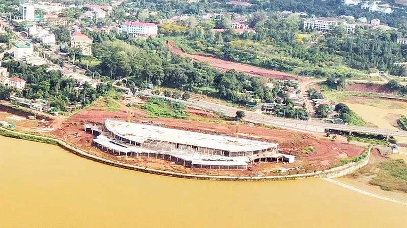 Dự án Quảng trường Trung tâm thành phố Gia Nghĩa đang còn ngổn ngang, chậm tiến độ vì chờ đất đắp.