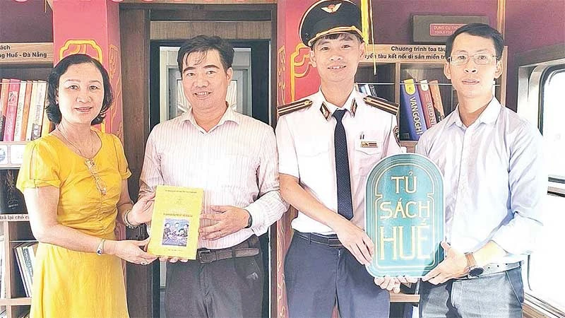 Đại diện nhà tài trợ tặng sách tại buổi ra mắt trạm đọc trên đoàn tàu kết nối di sản Huế-Đà Nẵng. (Ảnh MINH HIỀN)