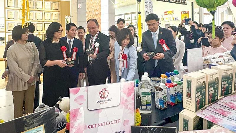 Các đại biểu tham quan gian hàng tại Tuần hàng Việt Nam ở Aeon Nhật Bản. (Ảnh HÀ MY)