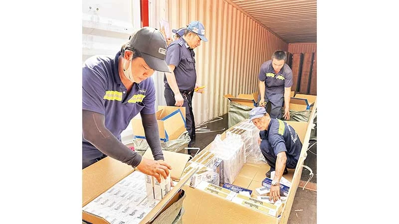 Lực lượng chức năng kiểm tra lô hàng thuốc lá xuất lậu tại cảng Cát Lái. (Ảnh CHI CỤC HẢI QUAN KHU VỰC II)