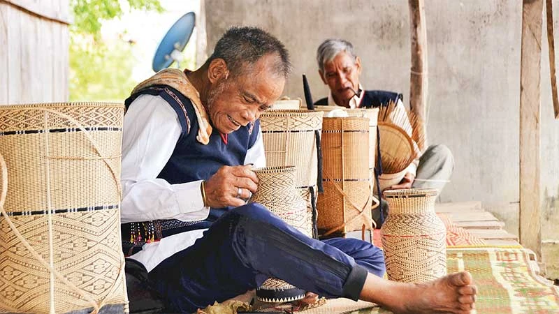 Nghệ nhân làng Kgiang đang góp phần gìn giữ một nét đẹp văn hóa người Ba Na.