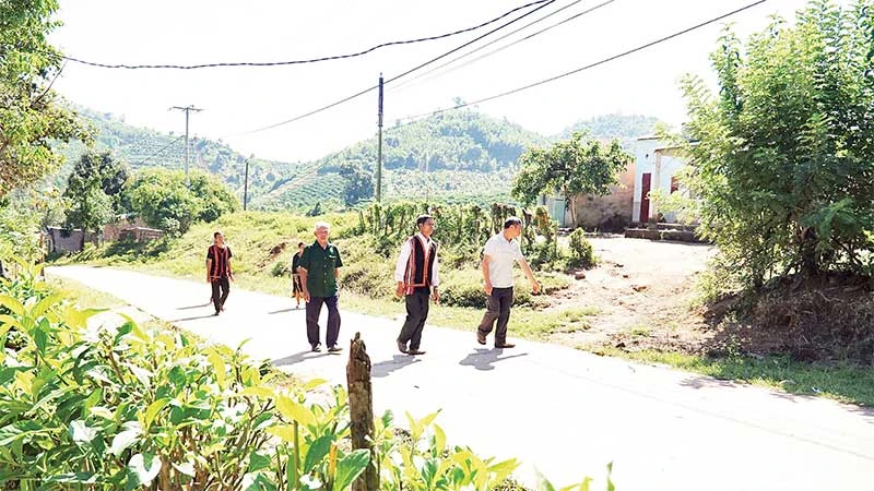 Bà con làng Đăk K'Đêm gìn giữ đường làng xanh-sạch-đẹp.