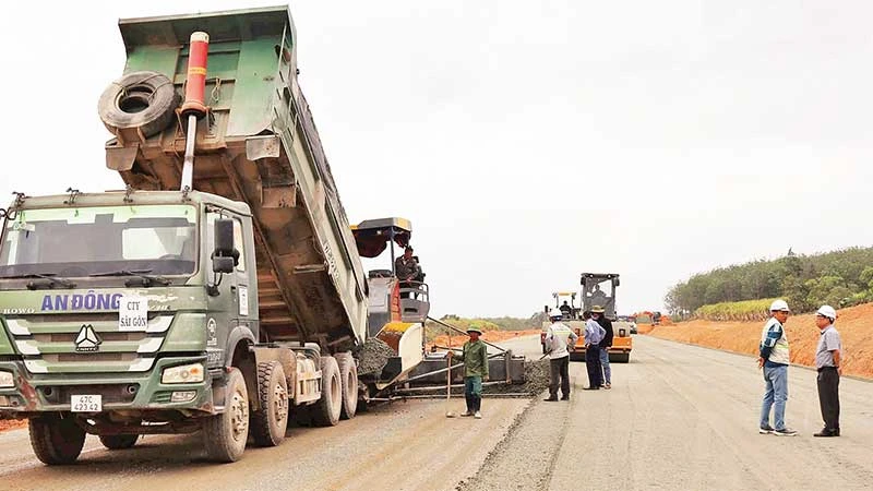 Các nhà thầu đang đẩy nhanh tiến độ thi công Dự án thành phần 3 cao tốc đường bộ Khánh Hòa-Buôn Ma Thuột.
