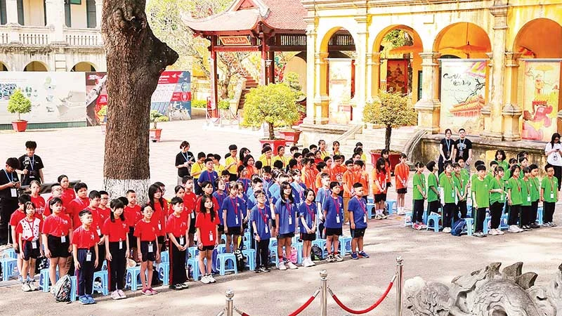 Các em học sinh tham gia buổi học ngoại khóa về di sản tại Hoàng thành Thăng Long.